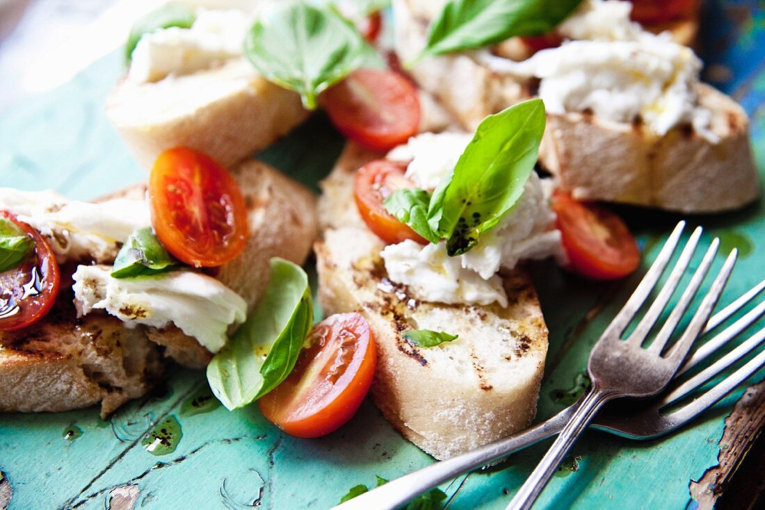 Bruschetta mit Tomaten, Mozzarella, Basilikum, Olivenöl und Balsamico