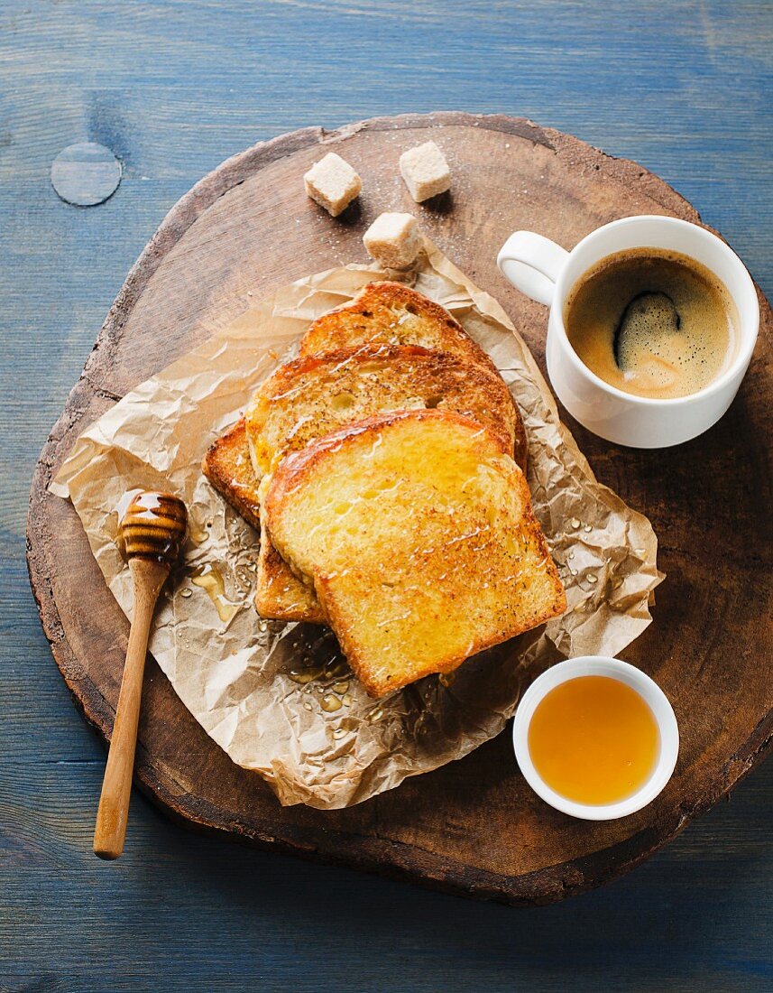French Toast mit Honig und Kaffee