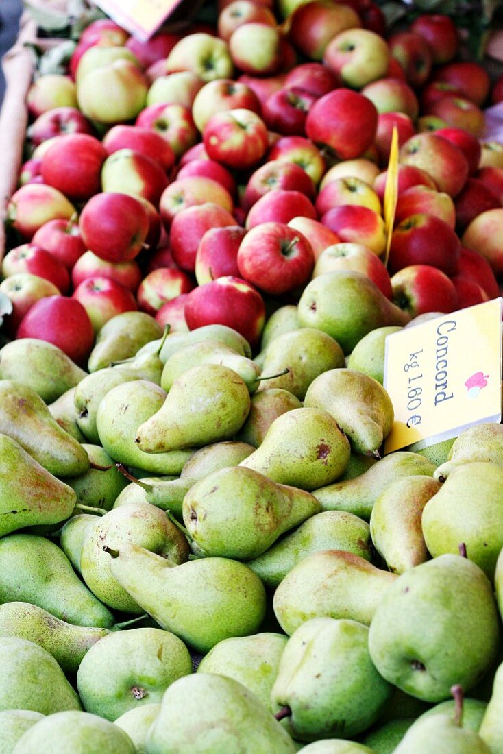 Concord pears and red apples at a market