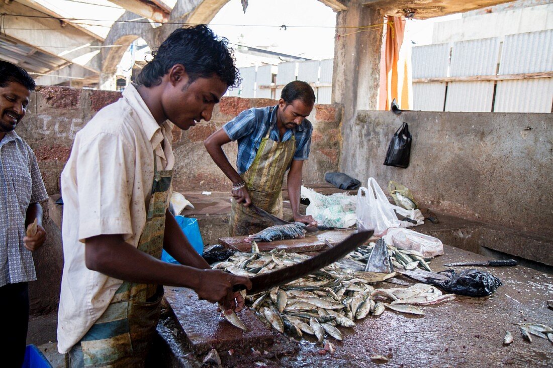 Fischhändler am Markt in Panjim, Goa, Indien