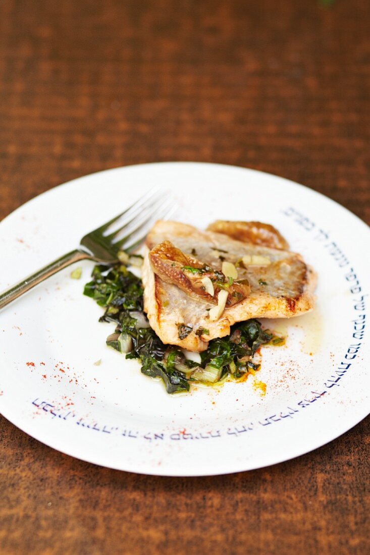 Gebratener Lachs auf gemischtem Salat