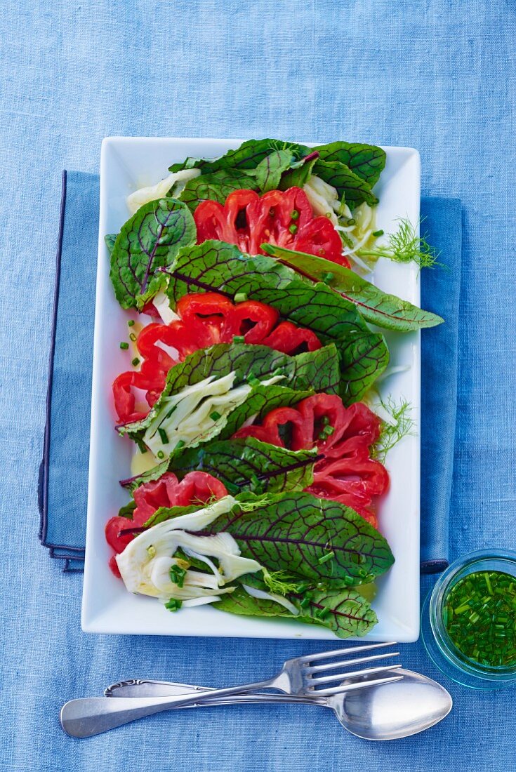 Spinach salad with tomatoes and fennel