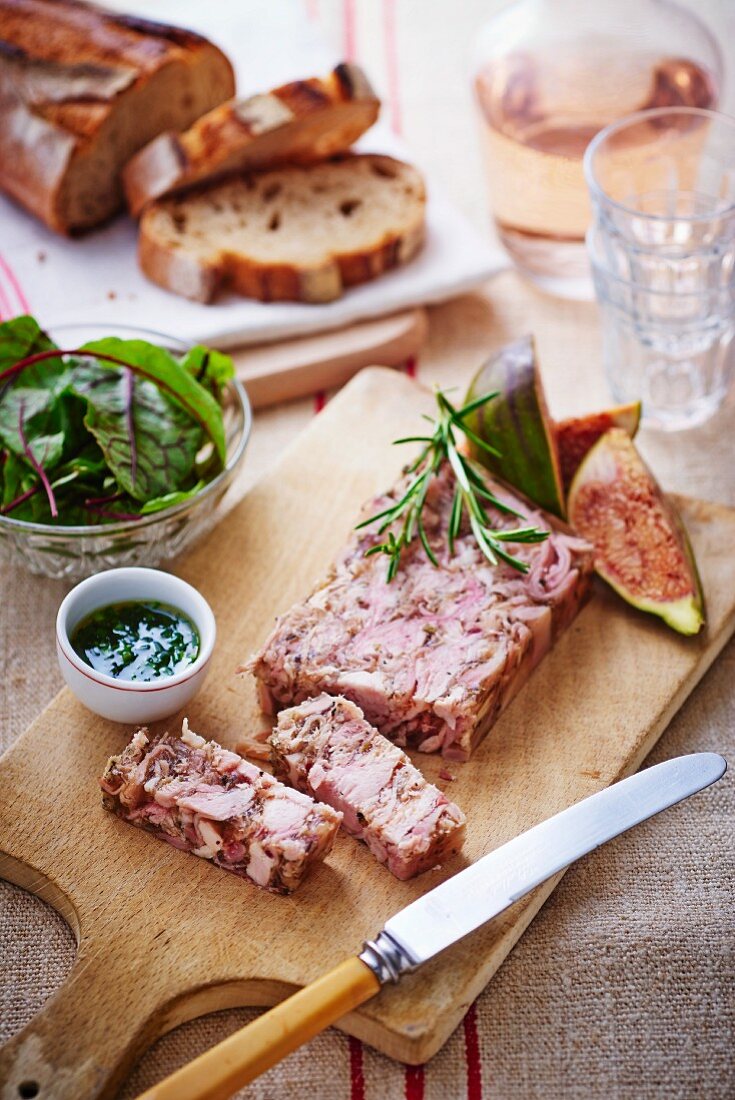 Kaninchenterrine mit Feigen und Brot