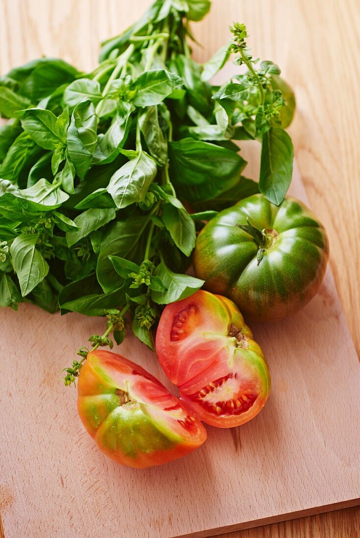 Tomaten und frisches Basilikum