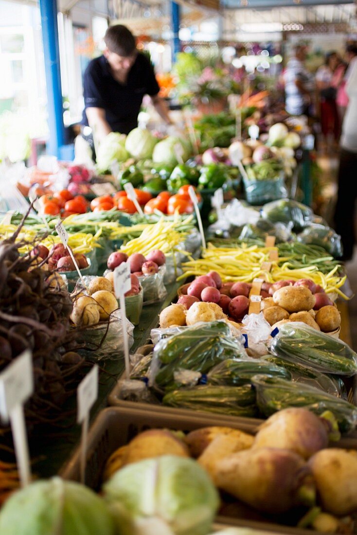 Wochenmarkt in einer Markthalle