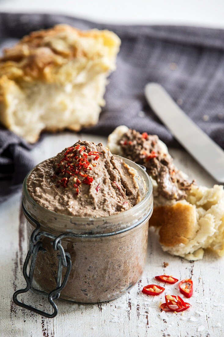 Würzige Leberpastete mit frisch gebackenem Brot