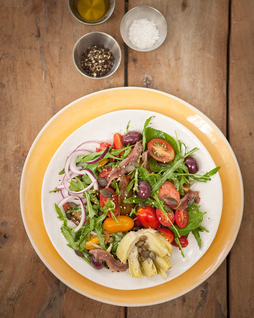 Rocket salad with tomatoes, onions and anchovies