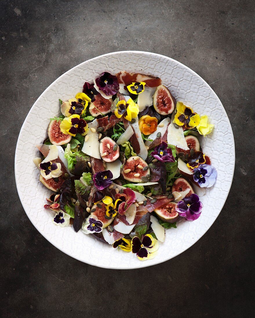 Fig salad with bacon, pansies, pine nuts and Parmesan