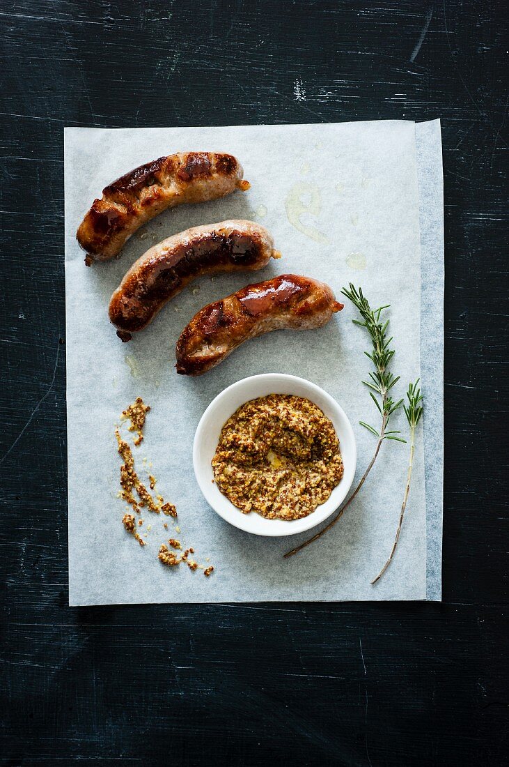 Schweinebratwürstchen mit Parmesan und Rosmarin