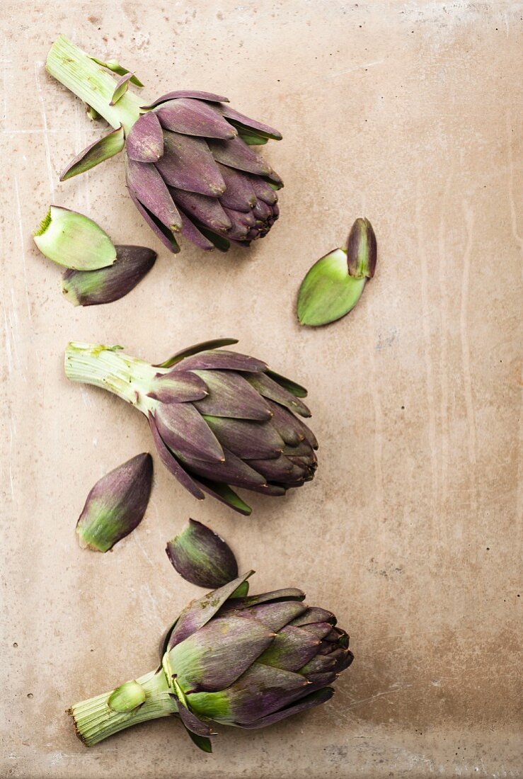 Whole artichokes and individual leaves