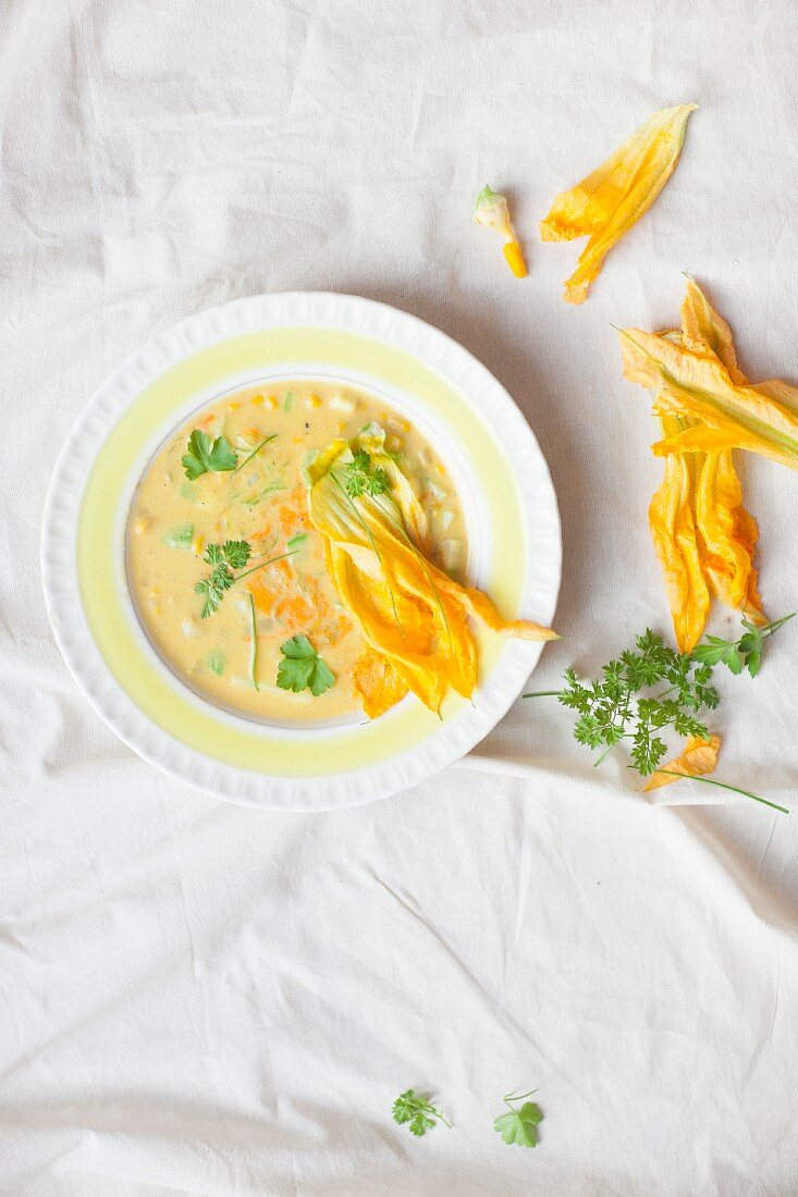 Zucchiniblütensuppe mit Kartoffeln und Kräutern