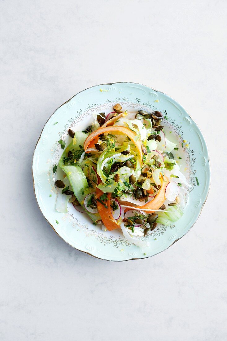 Mixed leaf salad with carrots and capers