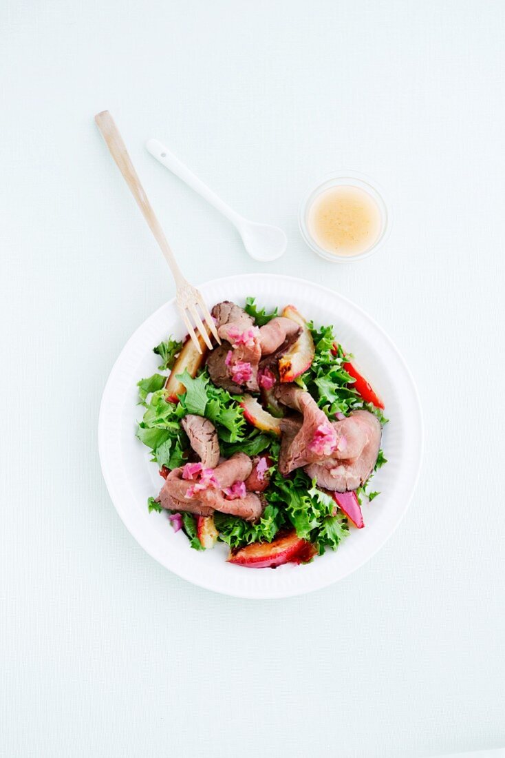 Roast beef salad with plums