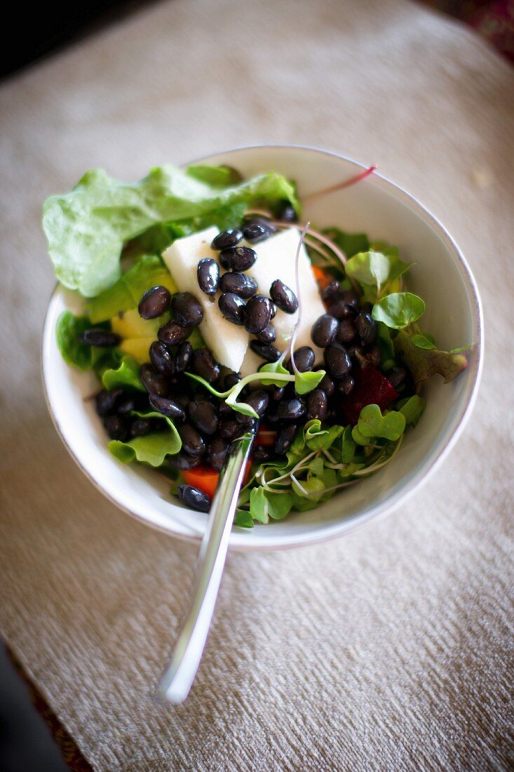 Green salad with black beans
