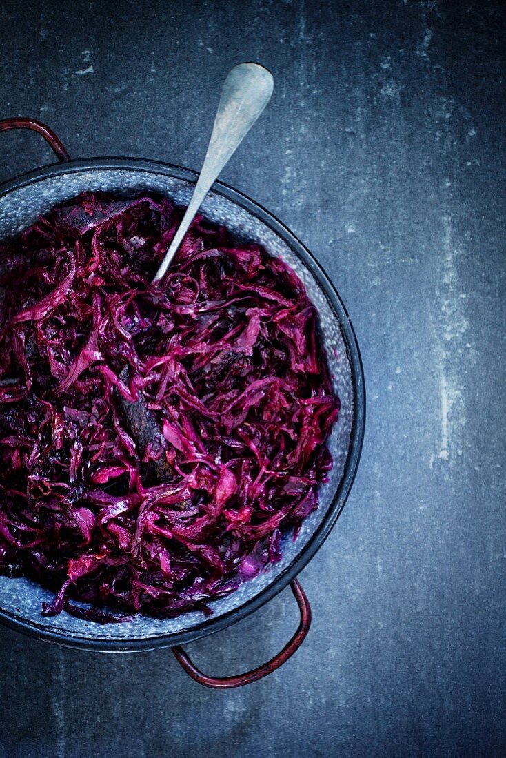 Red cabbage in an enamel bowl