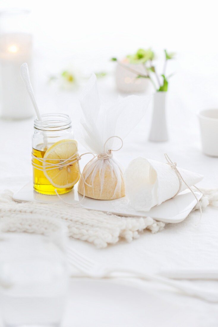 Olivenöl und Zitronen auf gedecktem Tisch