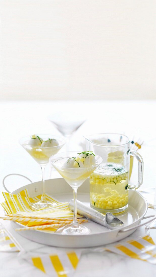 Lemon Spiders (Zitronensorbet in Schaumwein mit Ananas)