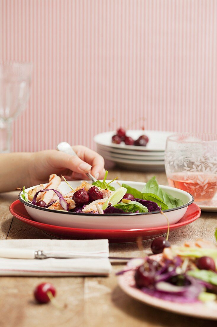A colourful salad with pork and cherries