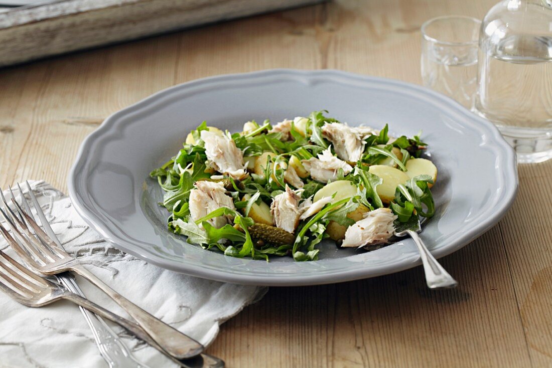 Bean and lettuce salad with new potatoes and cream cheese