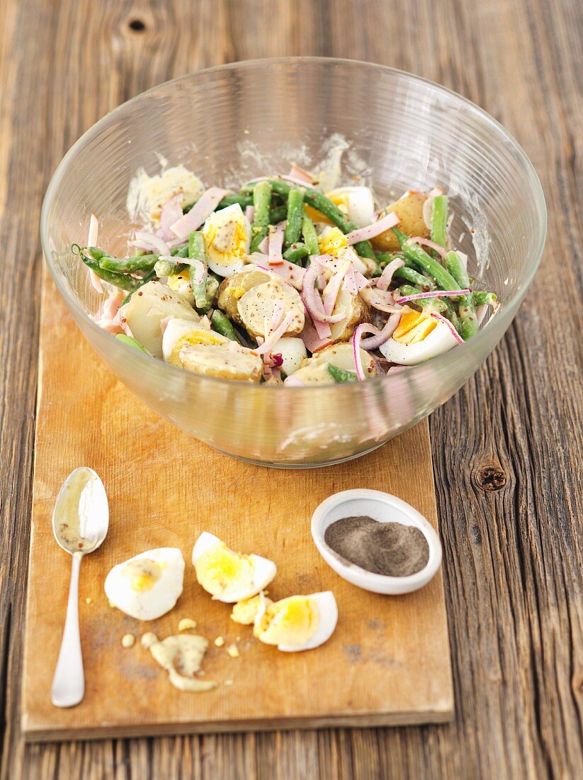 Kartoffelsalat mit grünen Bohnen, Ei, Schinken und Senfdressing