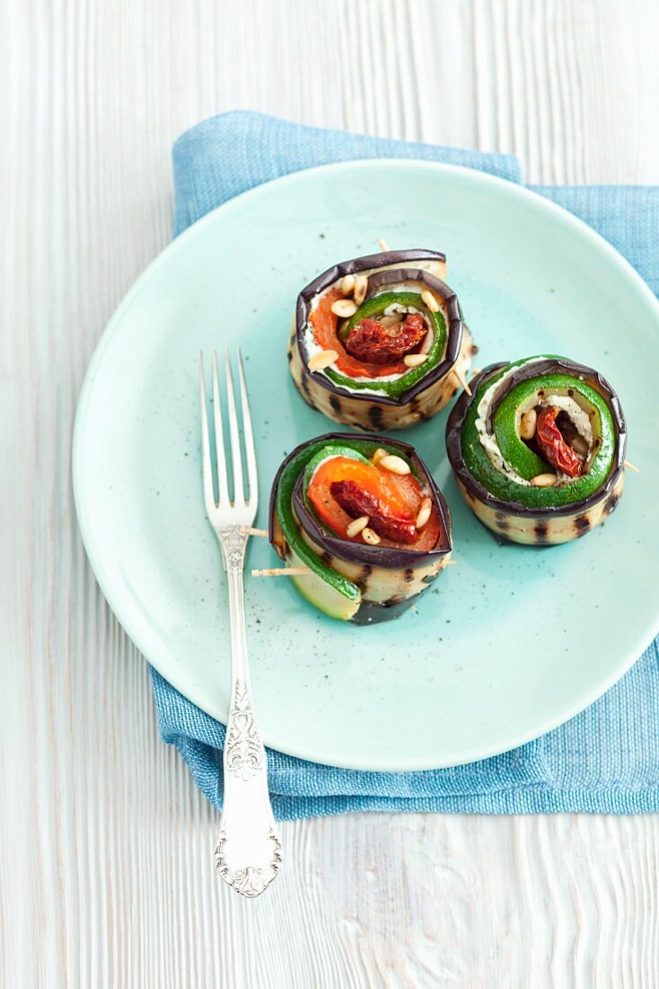 Gegrillte Zucchini-Auberginen-Röllchen mit Paprika und Frischkäse