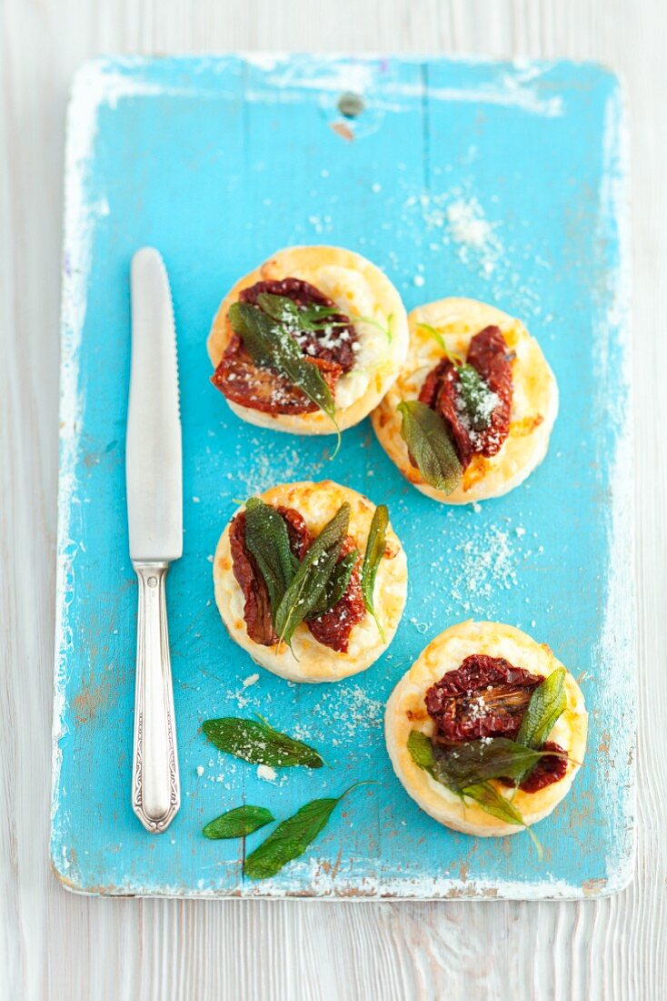 Puff pastry tartlets with dried tomatoes and sage