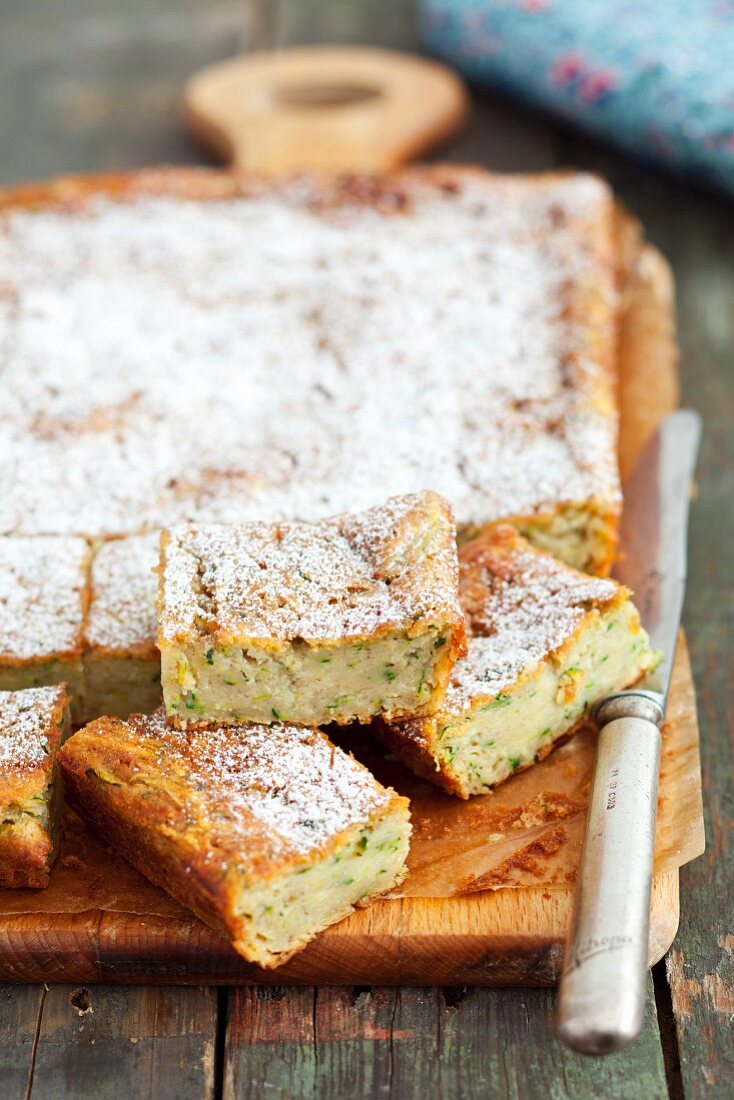 Courgette cake with cinnamon and icing sugar