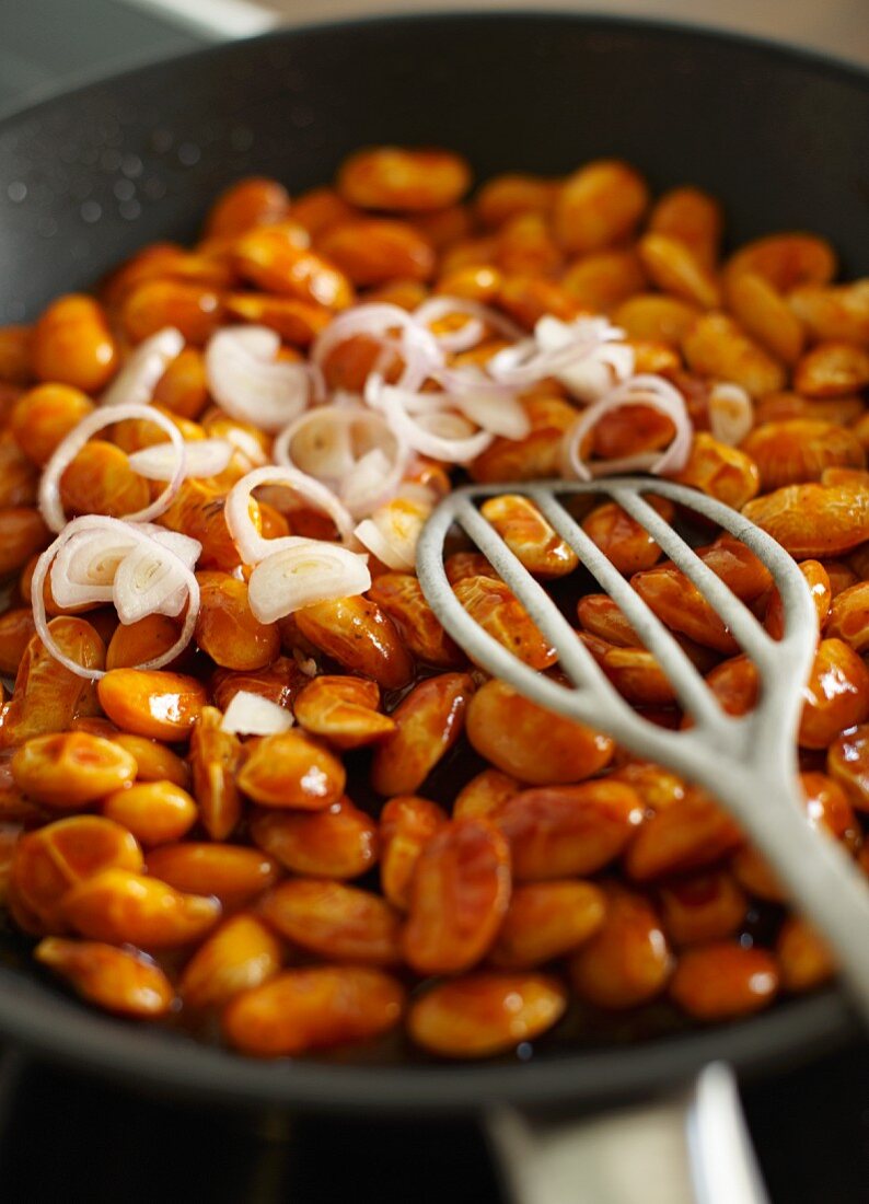 Baked beans with onions as part of an English breakfast