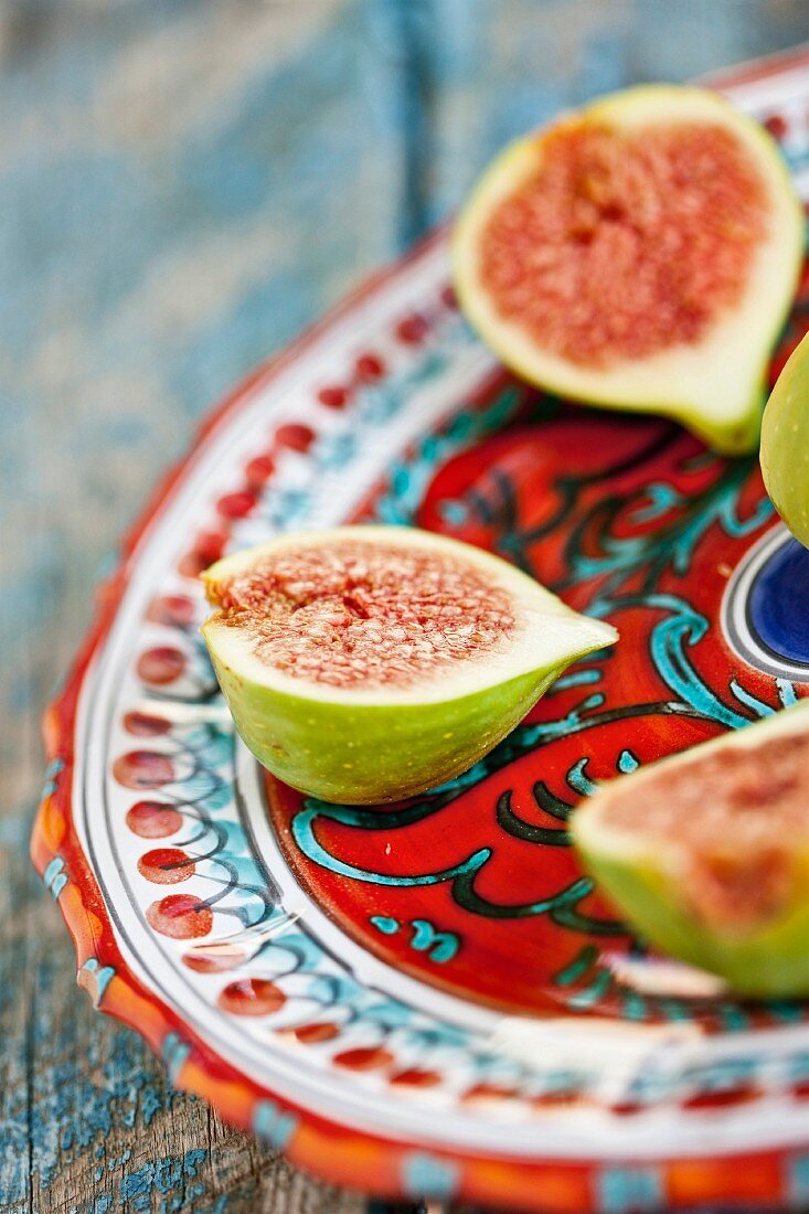 Fresh figs on a colourful ceramic plate