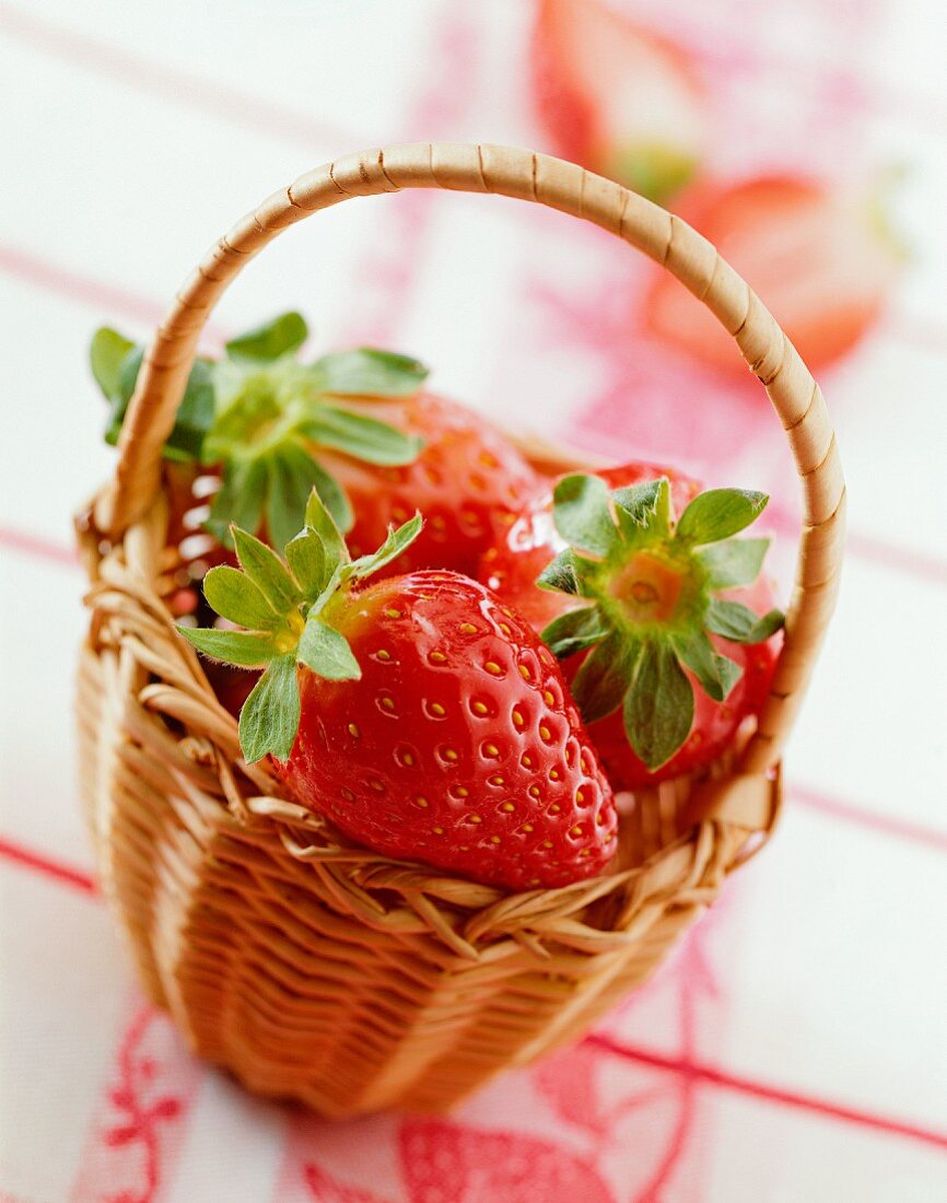 Frische Erdbeeren im Körbchen