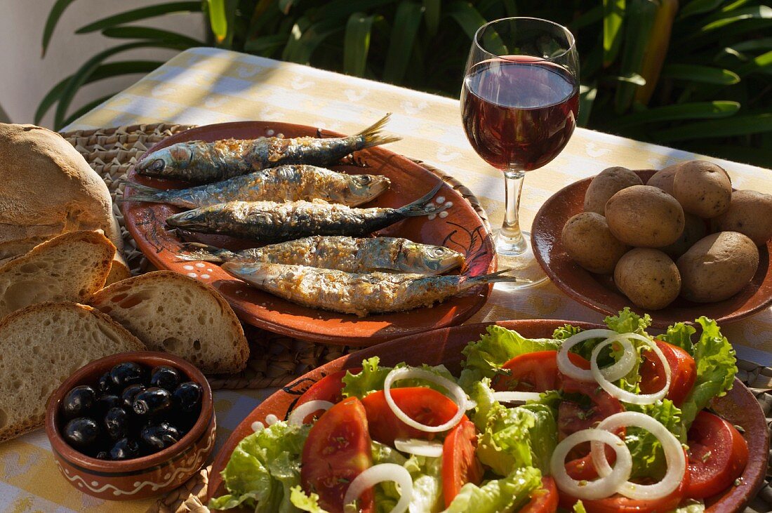 Grilled sardines with salad and potatoes