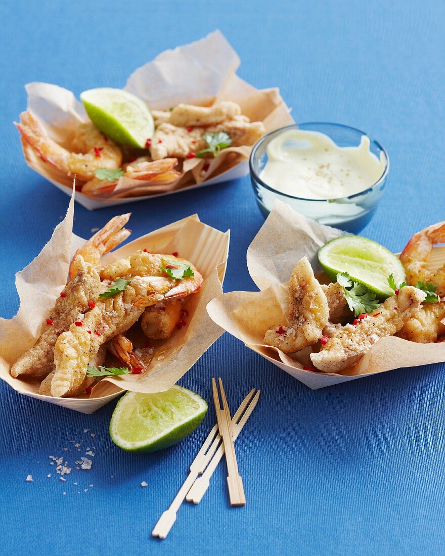 Meeresfrüchte Tempura mit Limettenscheiben und Dip-Sauce