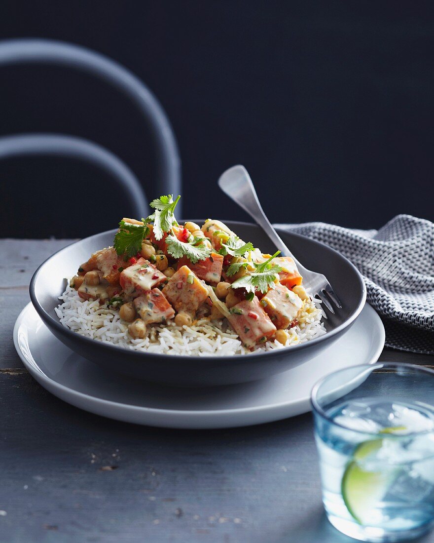 Ein Teller Kürbis-Curry auf gedünstetem Reis