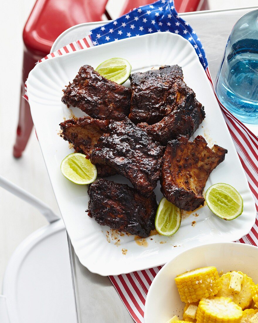 Gegrillte Spareribs mit Limetten und Maiskolben