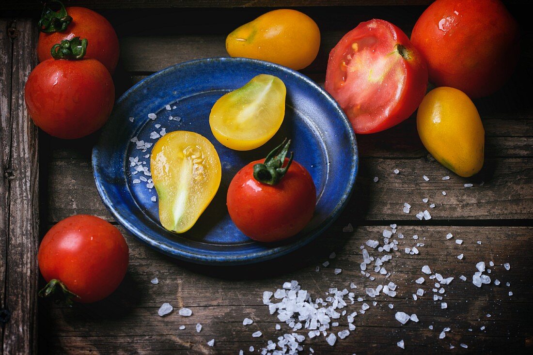 Frische rote und gelbe Tomaten
