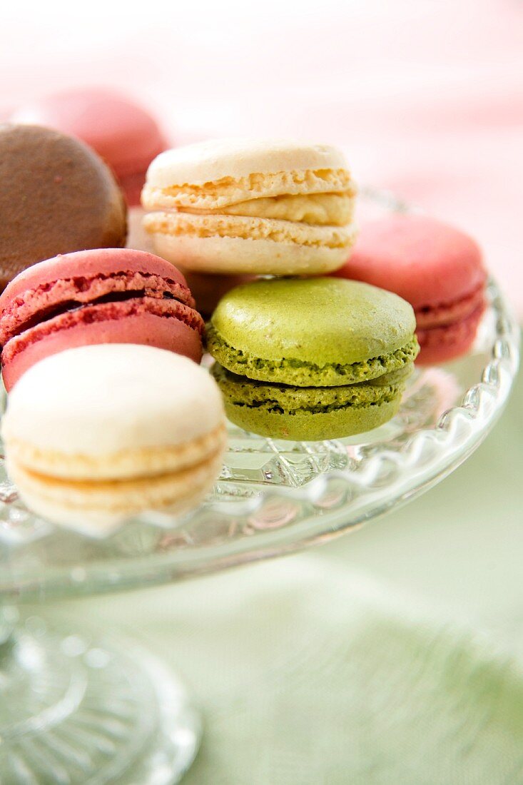 Verschiedene Macarons auf Kuchenplatte