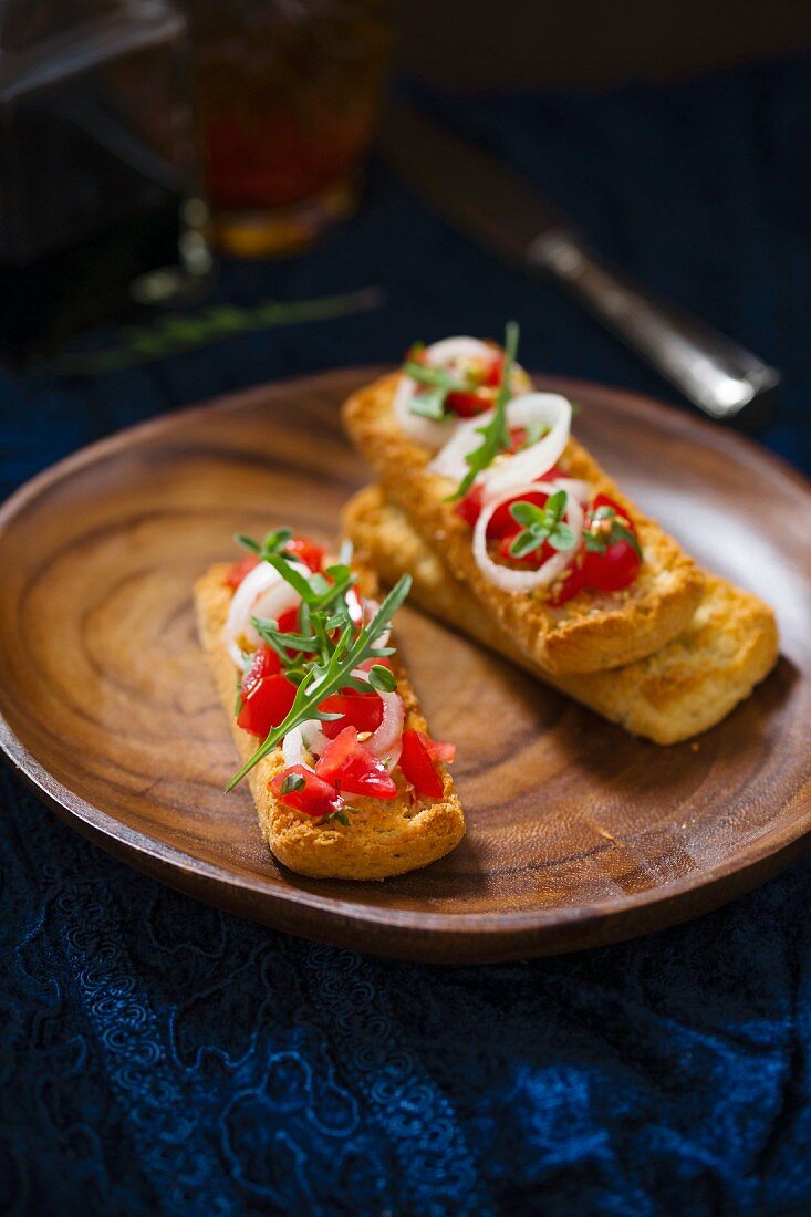 Bruschetta mit Tomaten, Zwiebeln, Majoran und Rucola