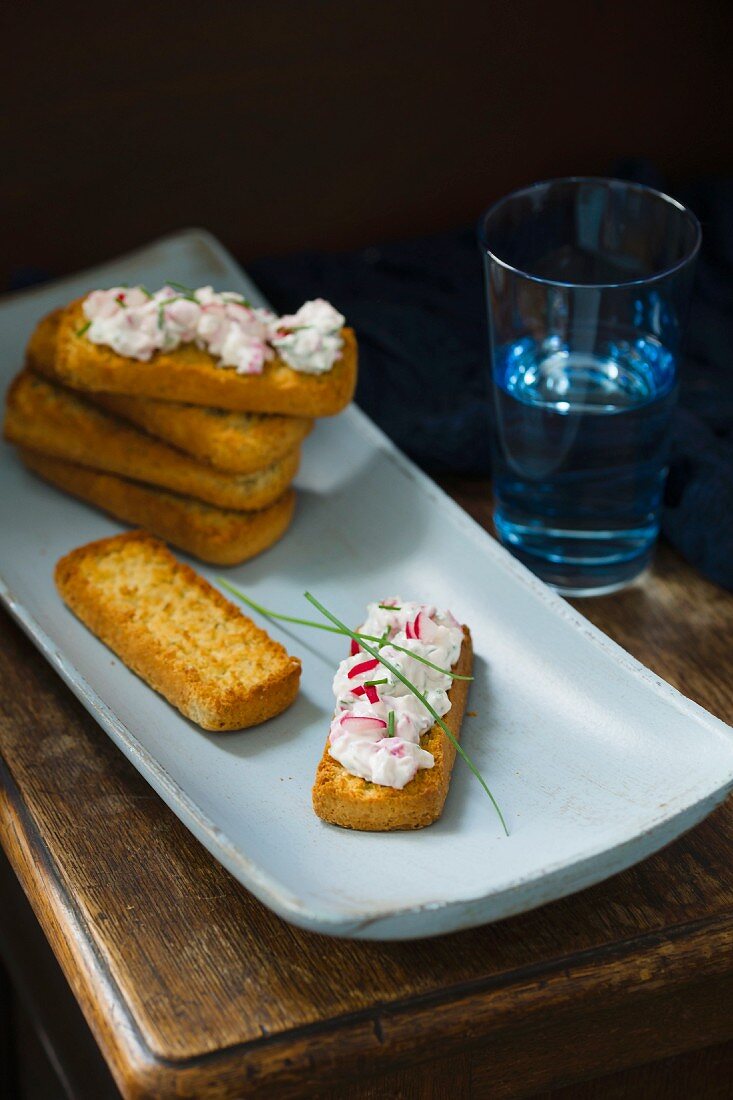 Bruschetta mit Schnittlauch-Radieschen-Quark