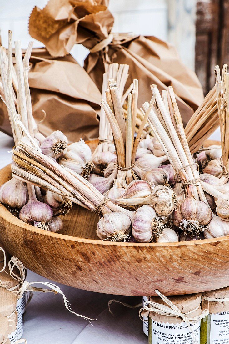 Frischer Knoblauch auf einem Markt