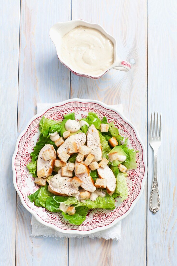 Cäsarsalat mit Avocado, Hähnchen und Croûtons