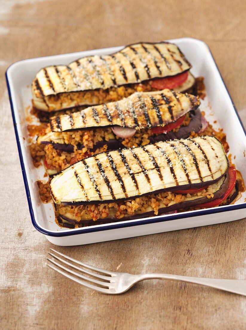 Gegrillte überbackene Auberginen mit Bulgur und Tomaten