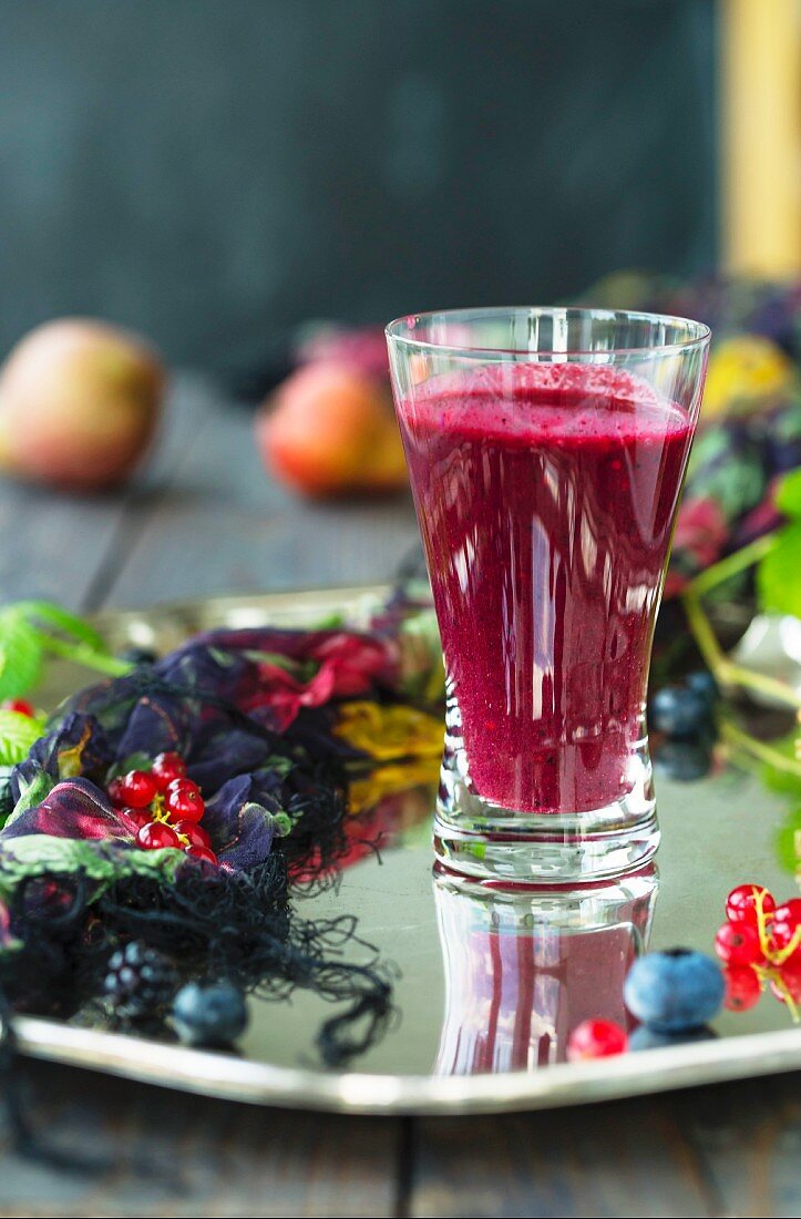 Beerensmoothie mit roten Johannisbeeren und Heidelbeeren