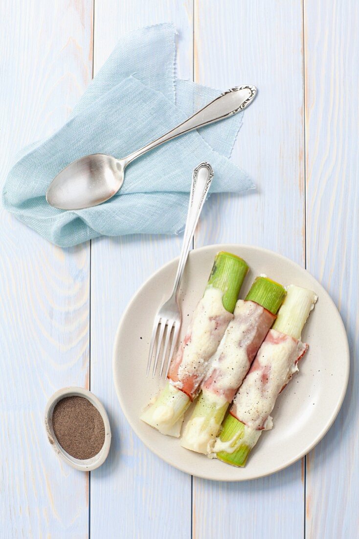 Baked leek wrapped in ham with sour cream