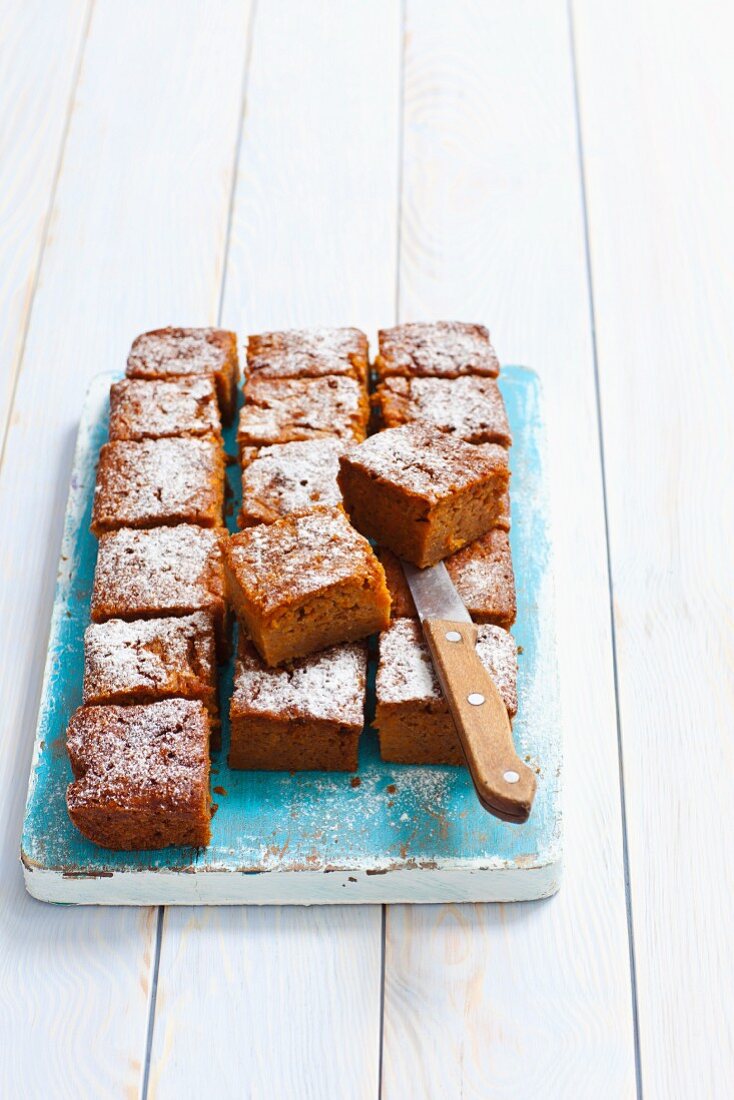 Möhrenkuchen mit Puderzucker, in Stücke geschnitten