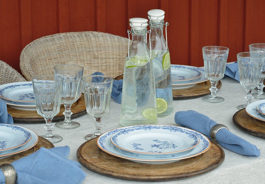 Weiß-blau gedeckter Tisch auf der Veranda
