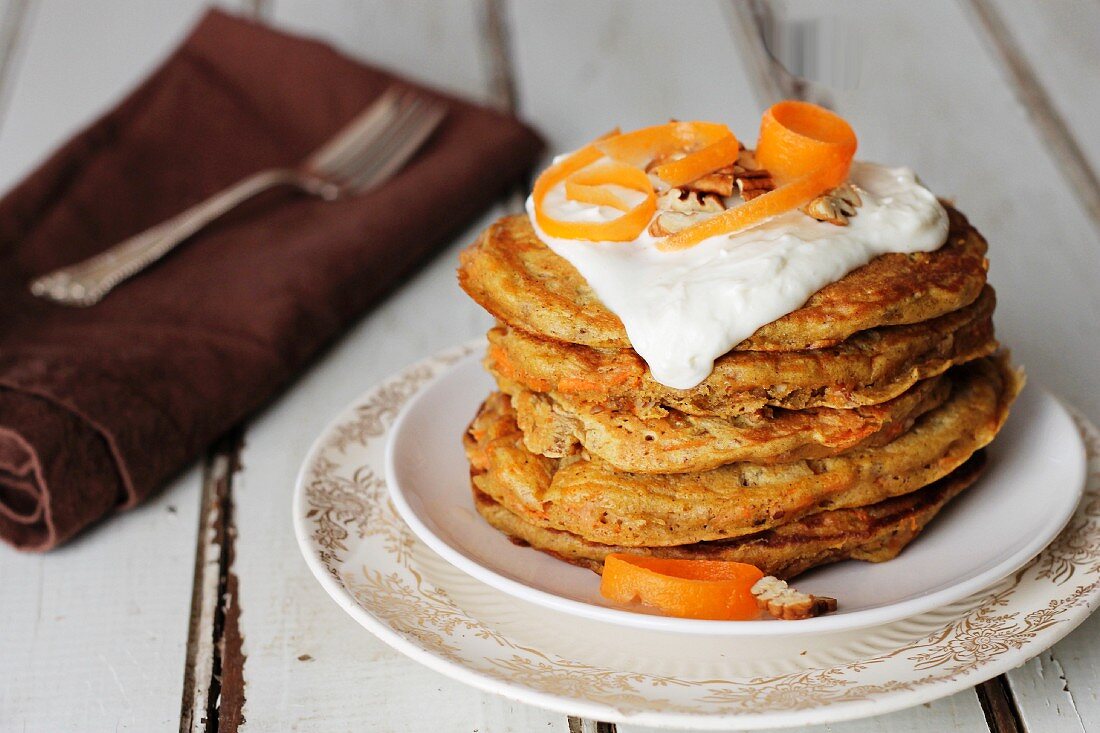 Karotten Pancakes mit Frischkäsesauce und Pekannüssen