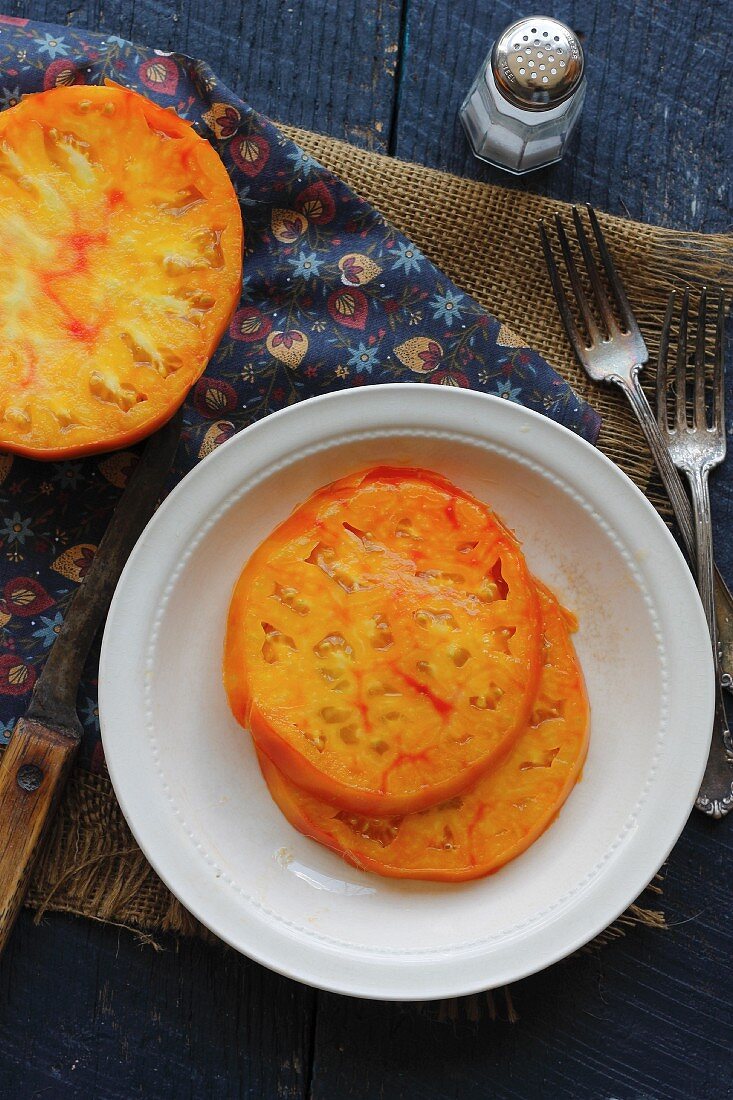 Gebratene Scheiben von großer gelber Tomate