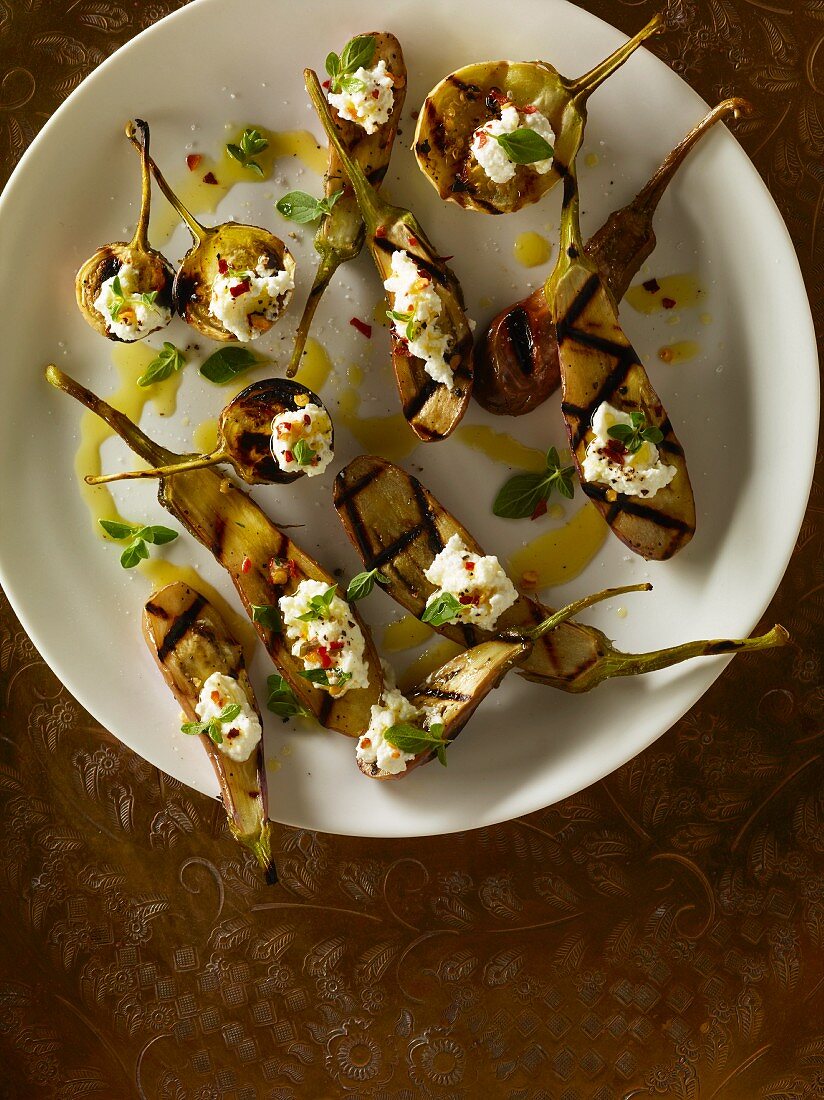 Grilled aubergines with cheese and herbs