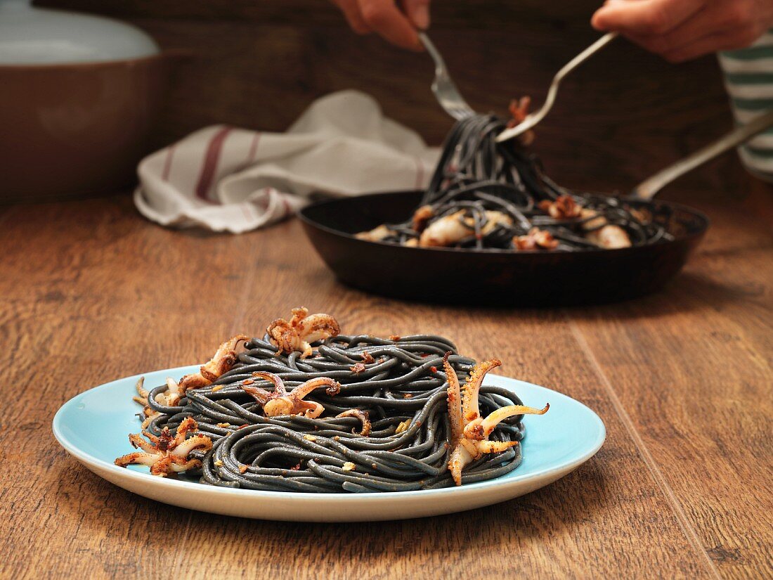 Tintenfisch-Spaghetti mit Oktopus