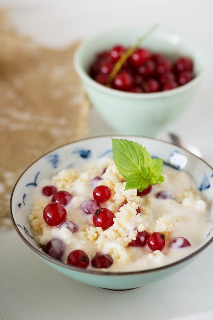 Bananenjoghurt mit Goldhirse und Johannisbeeren